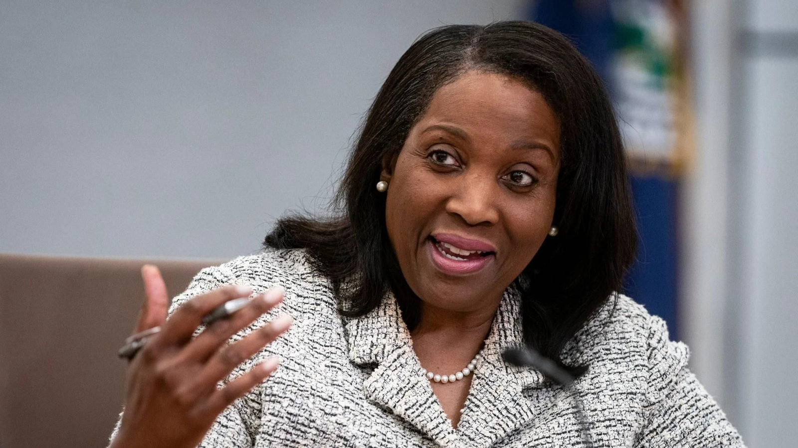 Gobernadora de la Fed hostigada por Trump presentará demanda contra su anuncio de despido