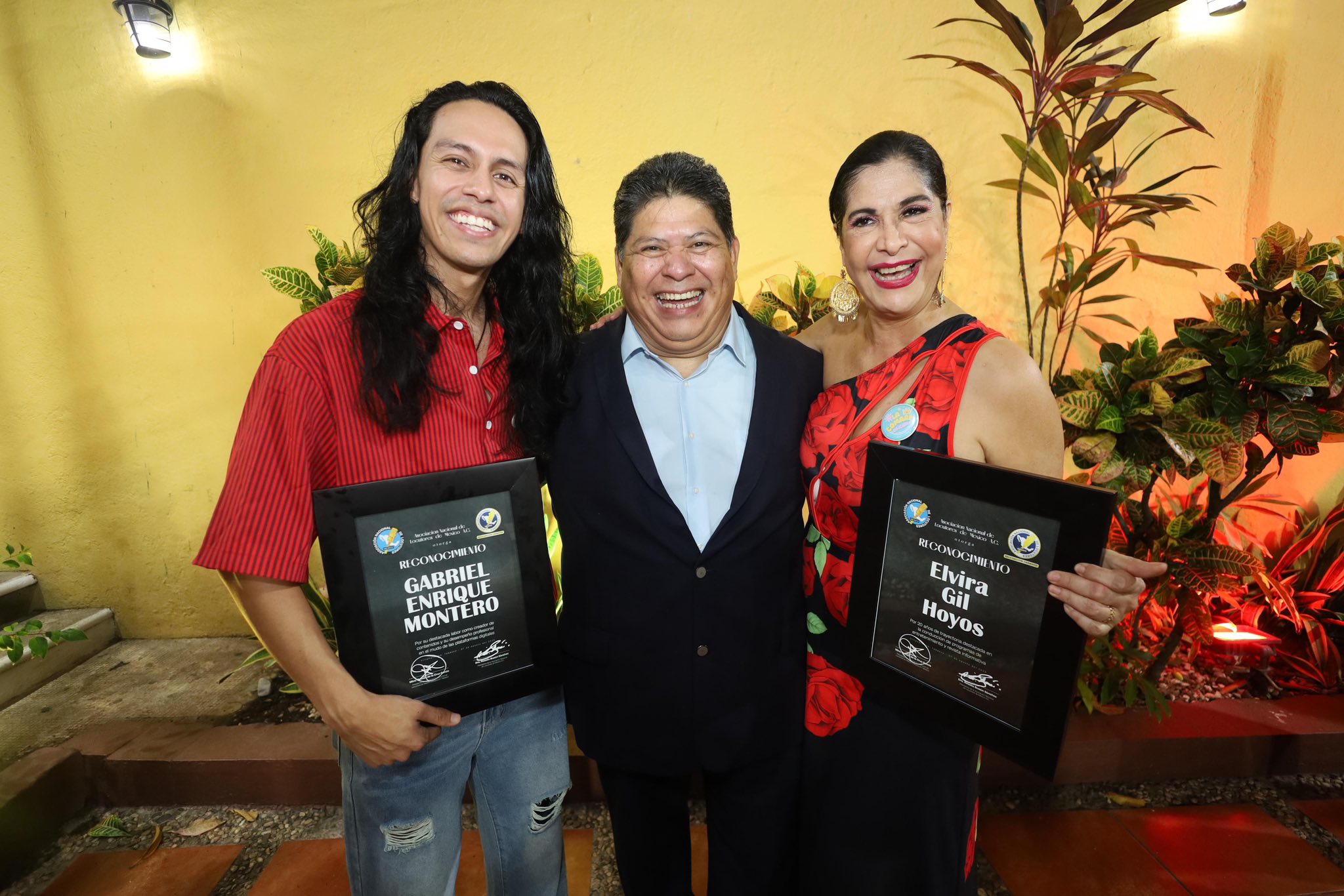 Celebran locutores evento de gala