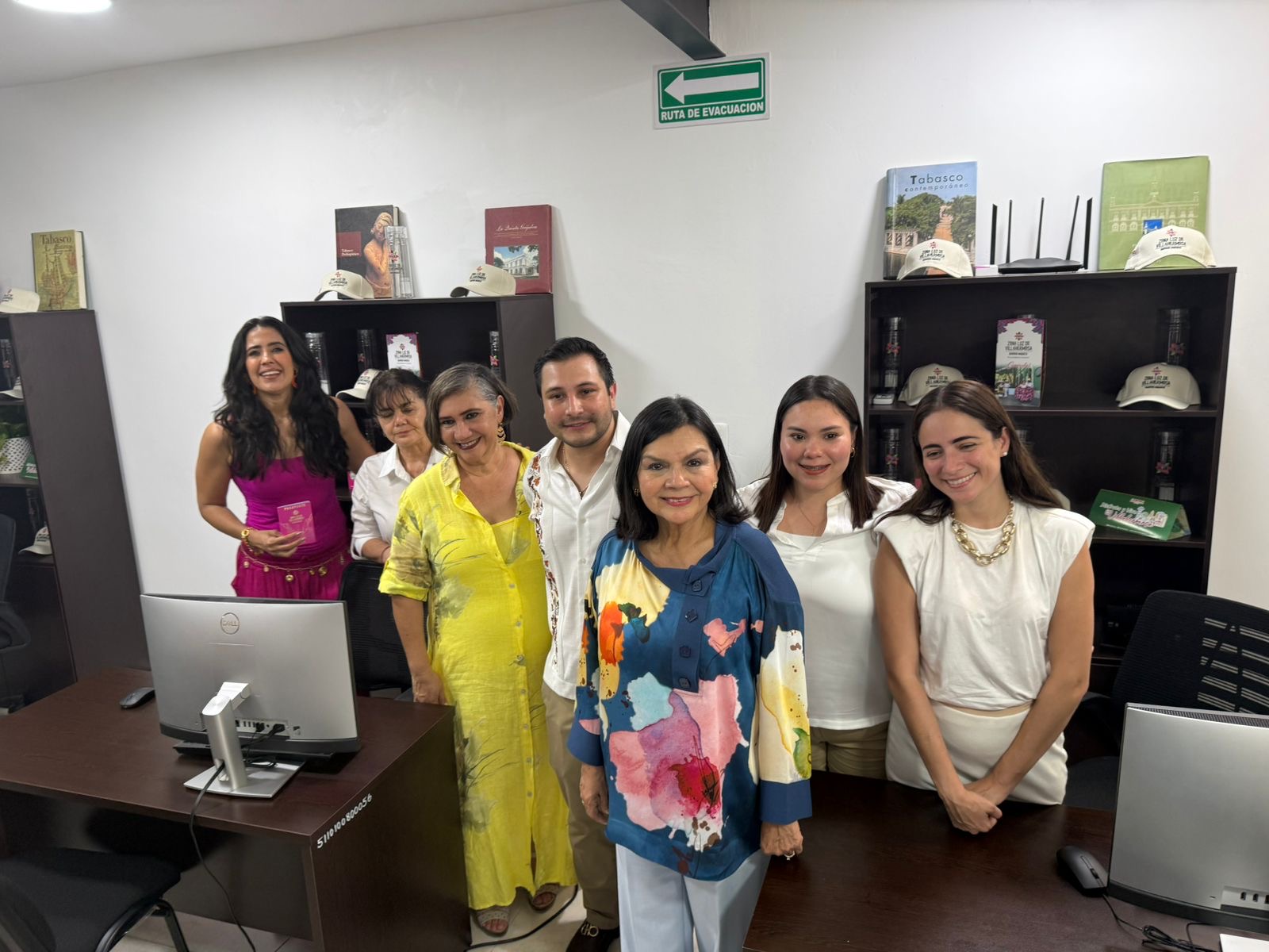 Entregan reconocimientos a establecimientos emblemáticos e inauguran la Casa Barrio Mágico