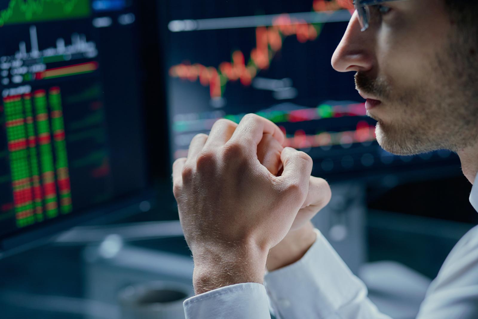 ¿Cuáles son los beneficios y riesgos de invertir en criptomonedas para empresarios?