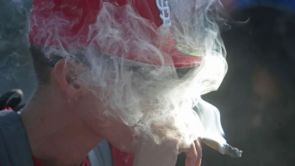 Acusan a Clara Brugada de fomentar consumo de mariguana con “puntos 4:20”