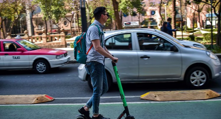 Avanza la licencia para conducir bicis eléctricas y scooters