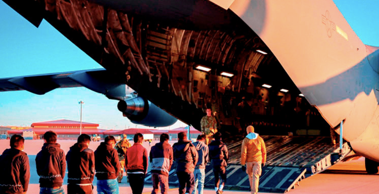 Jueza bloquea intento de Trump de ampliar deportaciones rápidas de migrantes