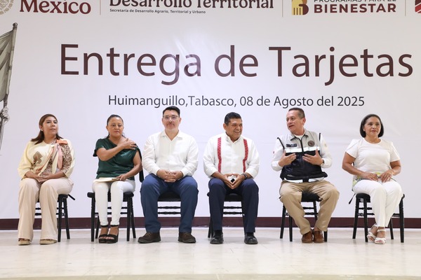 Entregan Javier May y Conavi apoyos para mejoramiento de vivienda