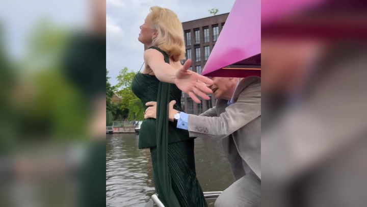 El tierno video de Liam Neeson y Pamela Anderson recreando la escena más famosa de ‘Titanic’