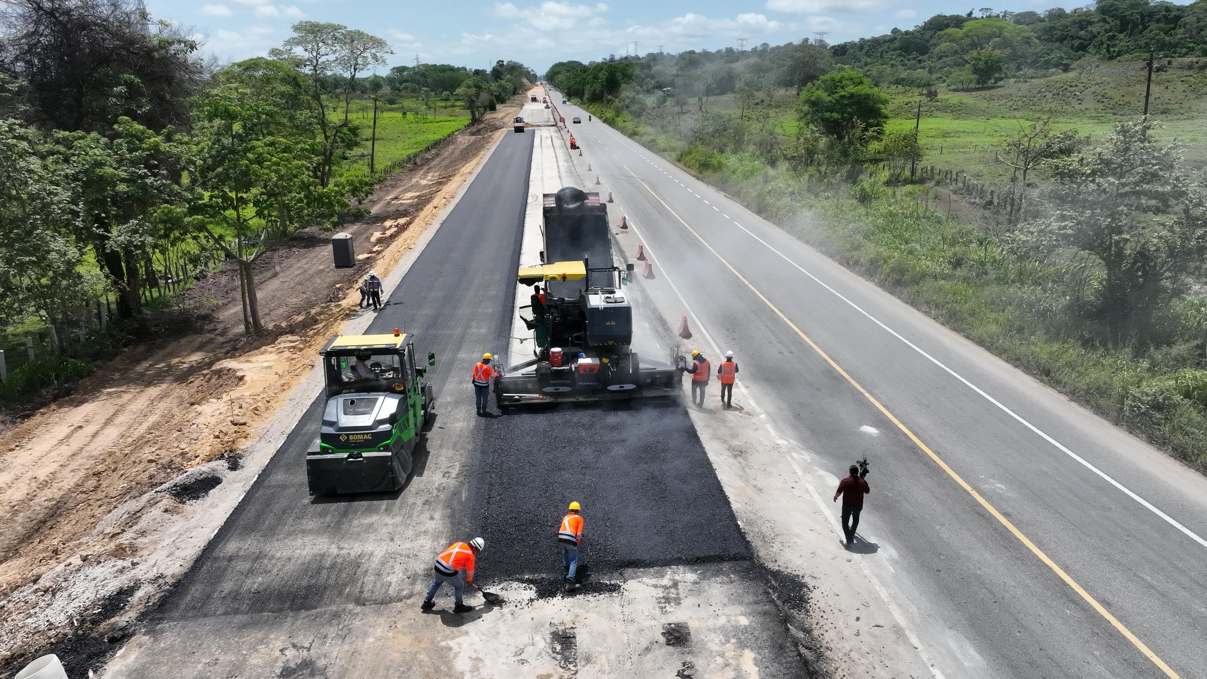 Mano de obra tabasqueña forma parte en ampliación de la vía Macuspana-Escárcega; el beneficio es para todos por igual, señalan trabajadores