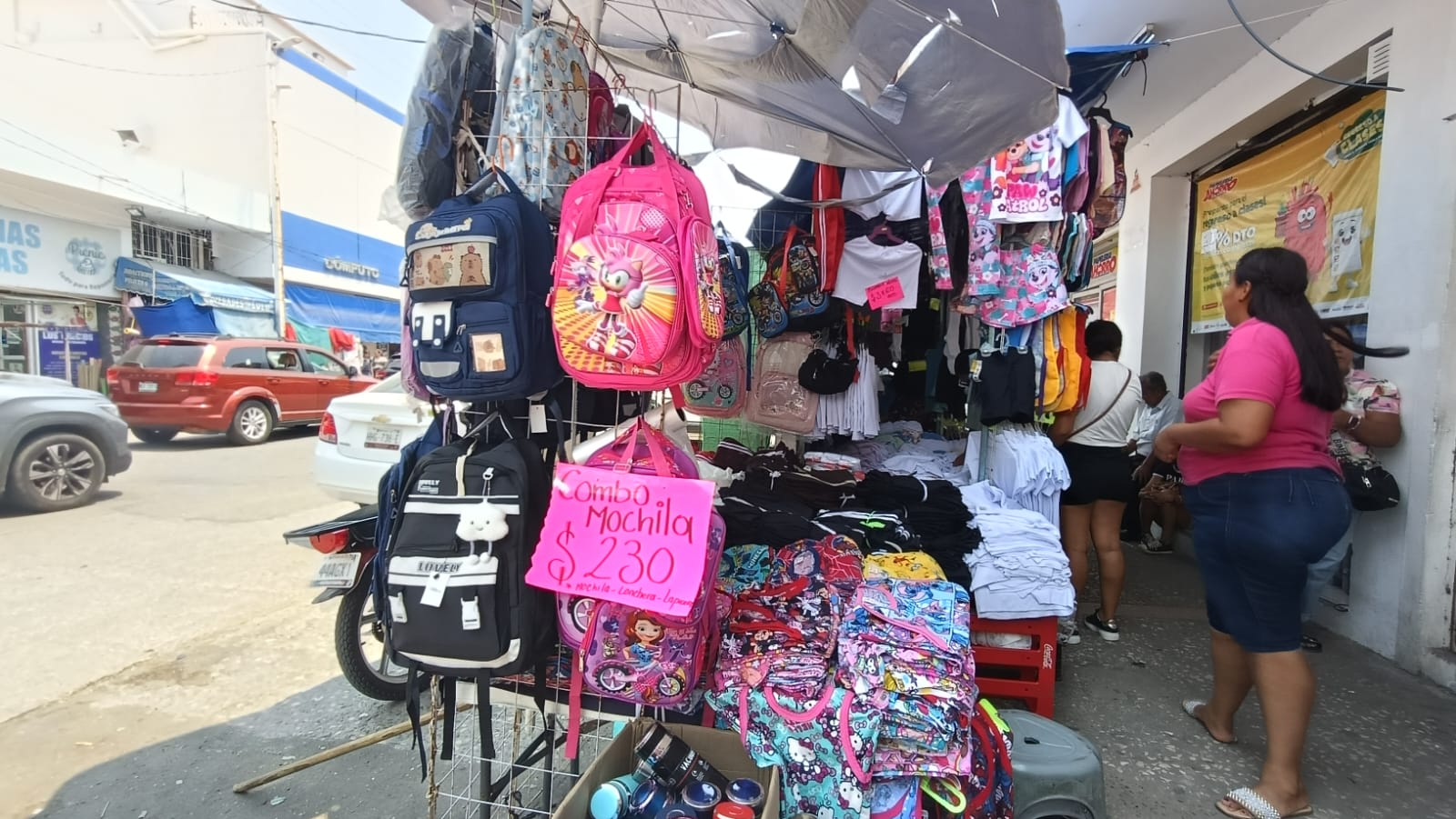 Padres de familias aprovechan ofertas en tiendas en este regreso a clases