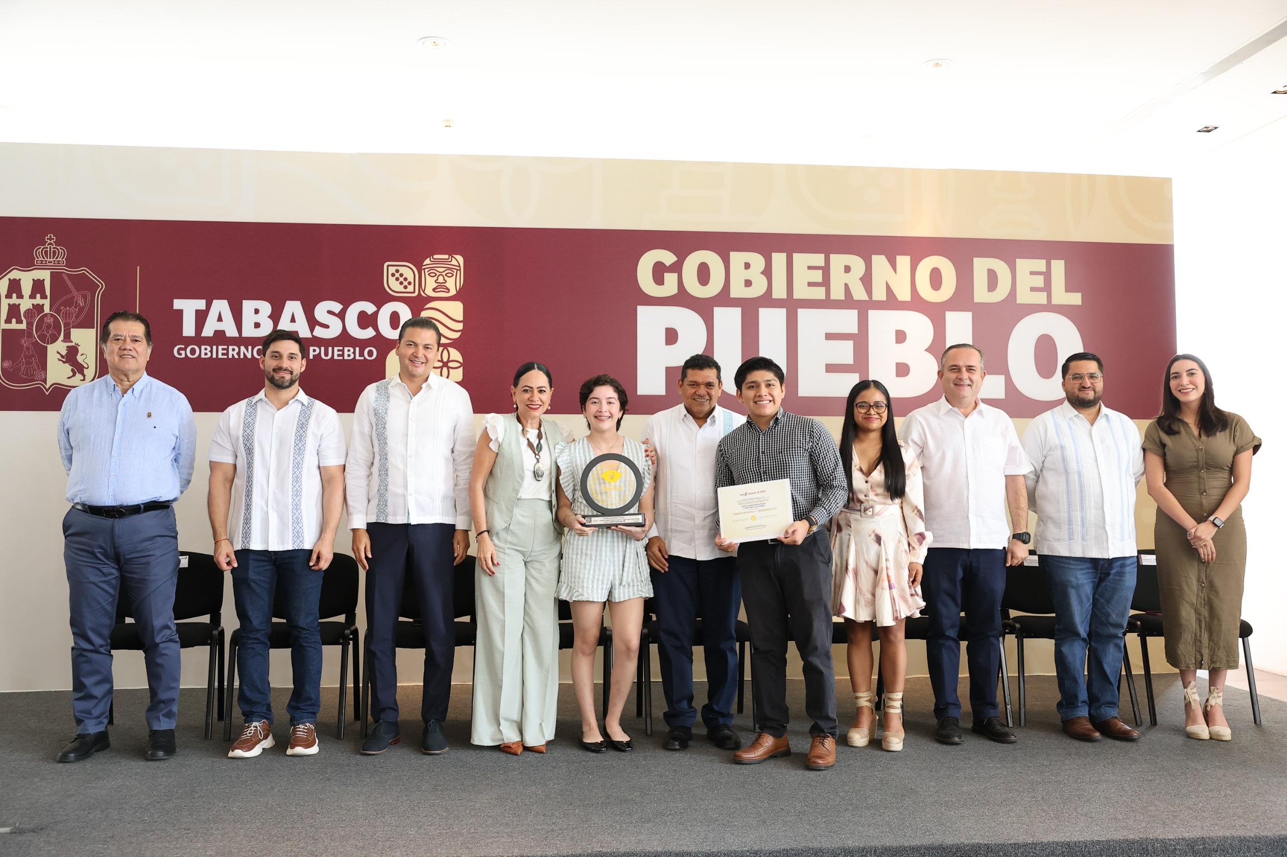 Las juventudes son y seguirán siendo protagonistas de la transformación, afirma Gobernador Javier May al entregar el Premio Estatal de la Juventud 2025
