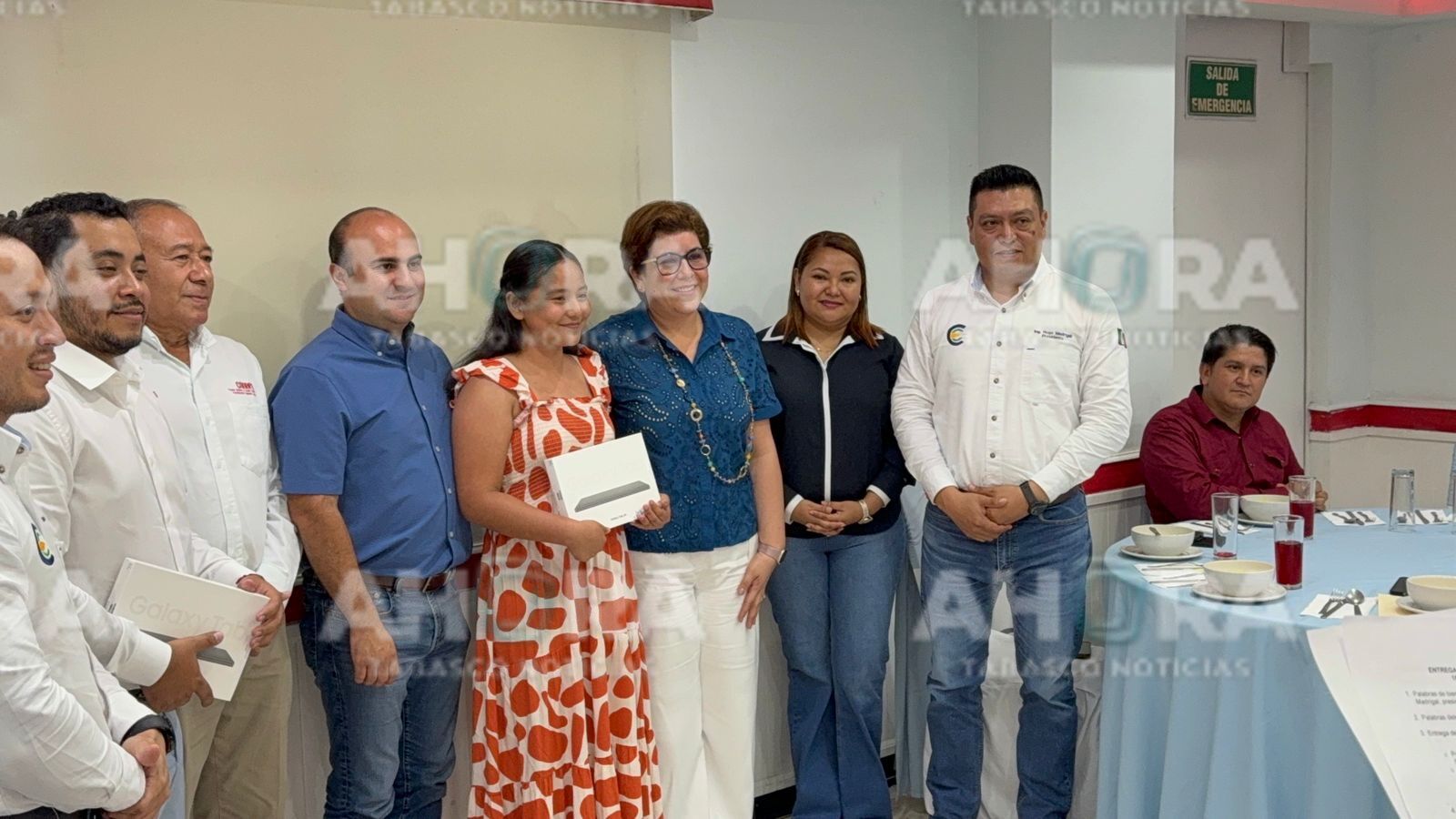 Entregan tabletas electrónicas a jóvenes docentes de CONAFE