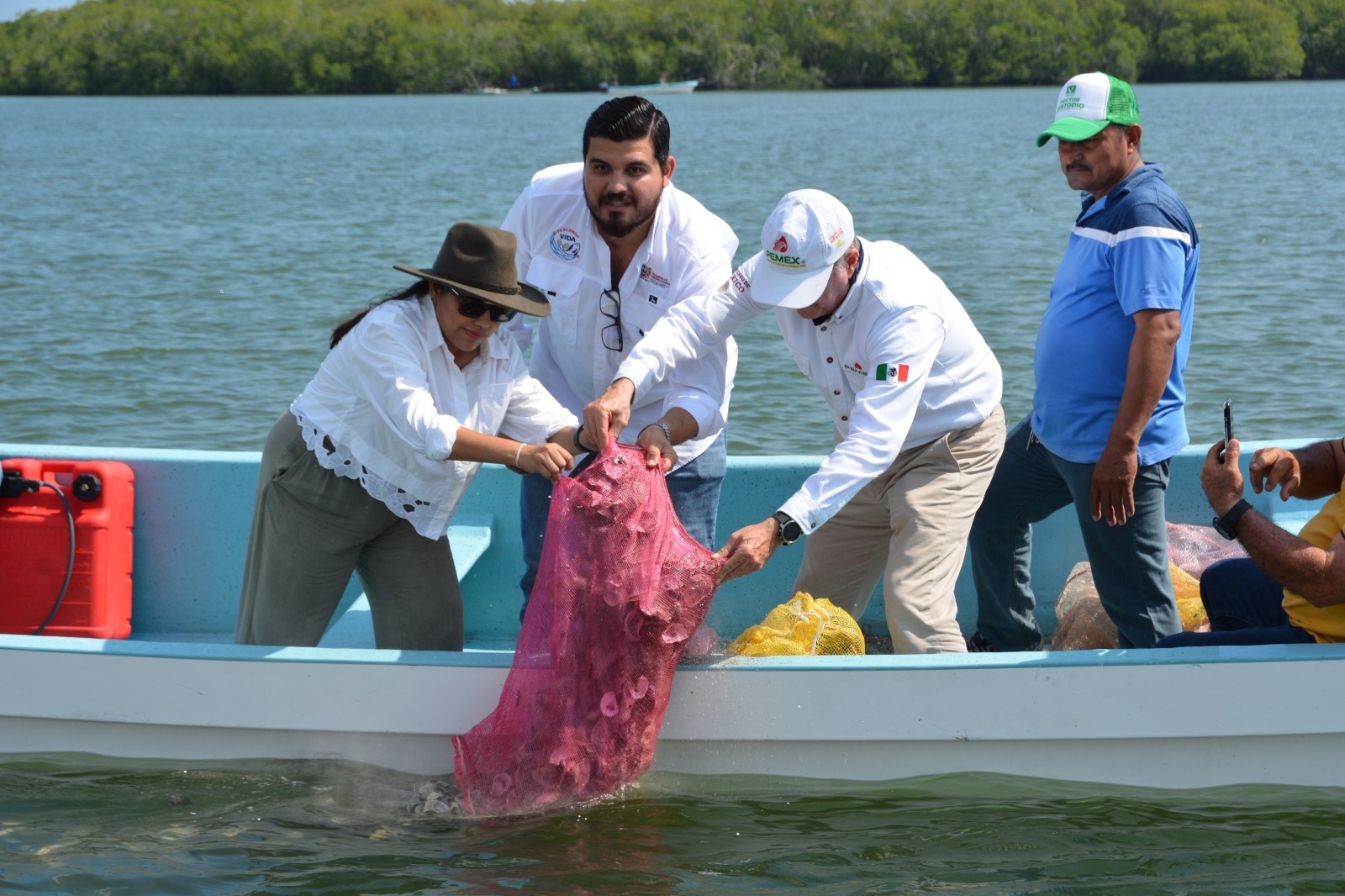 Apoya Pemex a ostricultores de Tabasco para repoblar sistemas lagunares