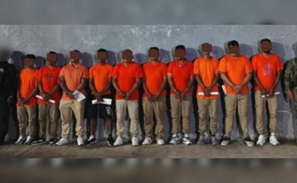 Detienen a 13 custodios y reos por motín en penal de Tuxpan