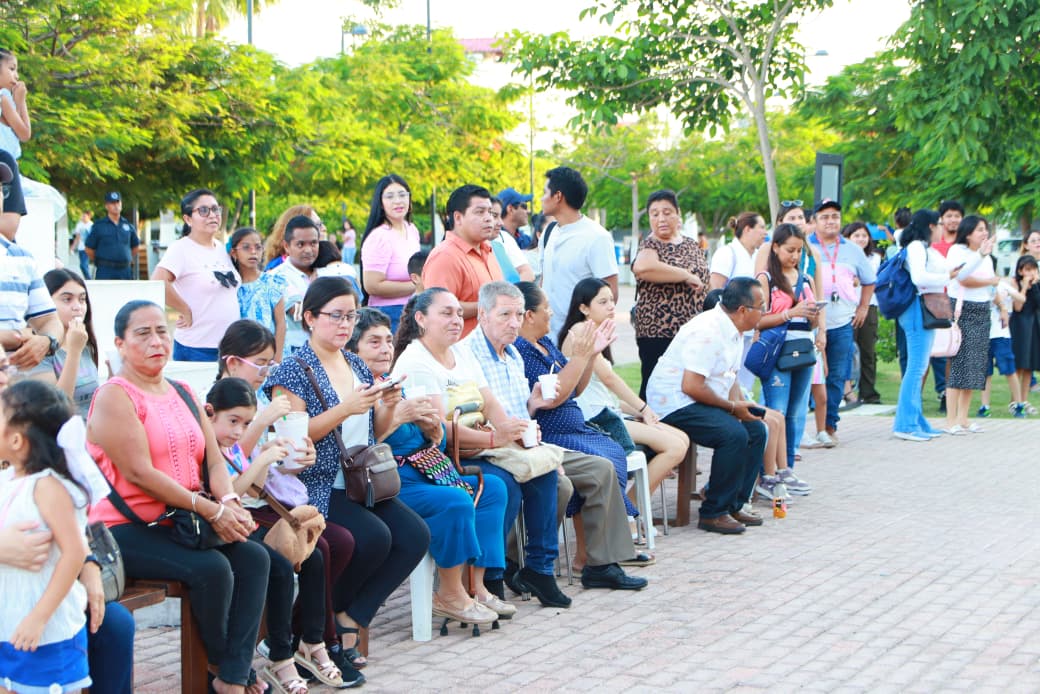 Realizan develación fotográfica de las finalistas a «Abuelita del Año 2025»