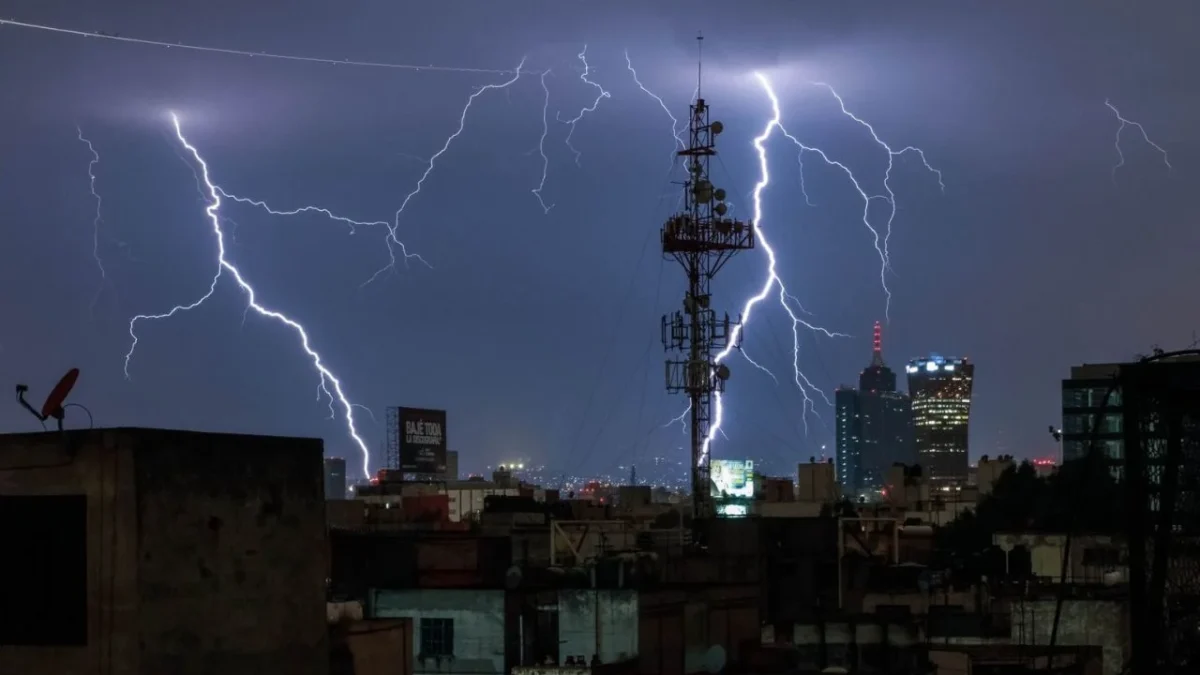 Fuerte rayo activa sismógrafos en CDMX durante tormenta eléctrica