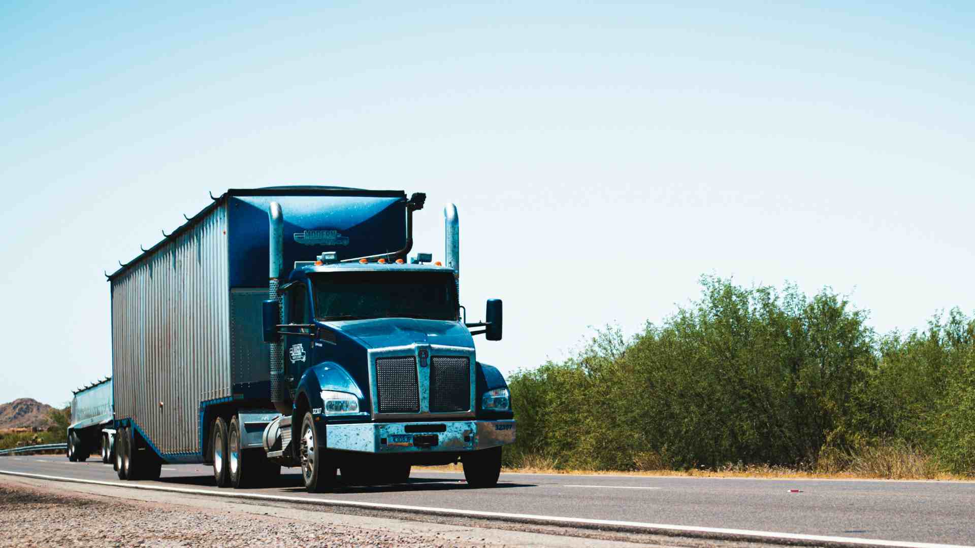 Camioneros inmigrantes en EU temen más restricciones tras suspensión de visas de Trump