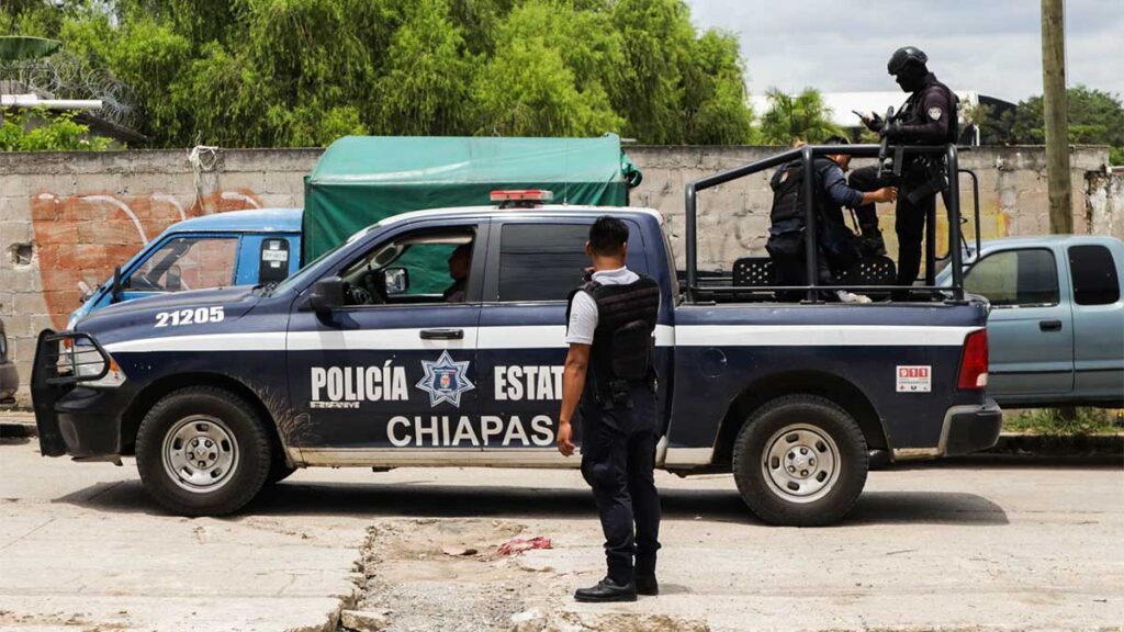 Detienen a 56 policías municipales en operativos contra red criminal en mexicano Chiapas