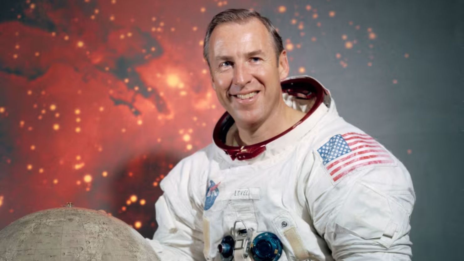 Muere Jim Lovell, astronauta del Apolo 13, a los 97 años