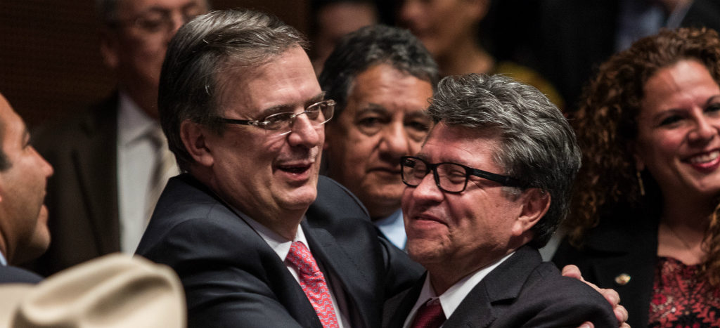 Monreal defiende a Marcelo Ebrard tras viajar en primera clase: ‘Dejemos de satanizar lo normal’