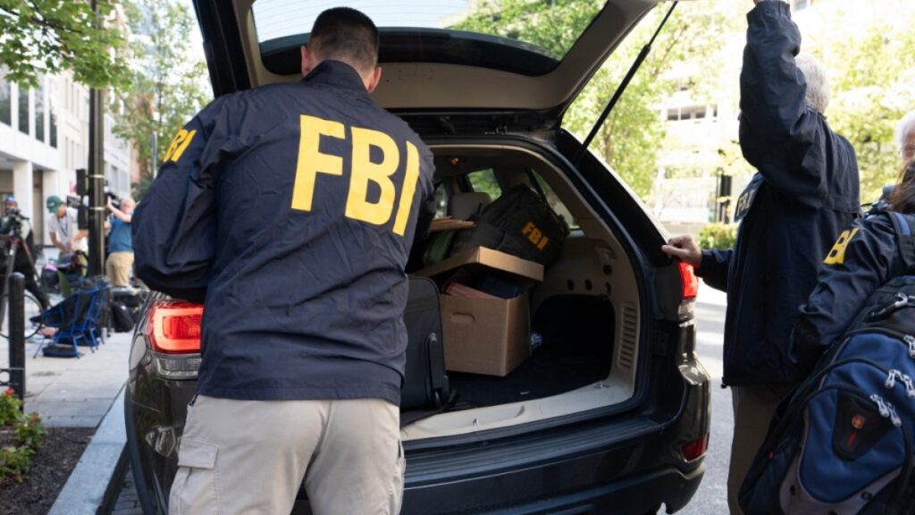 Registra FBI casa de ex asesor de seguridad de Trump