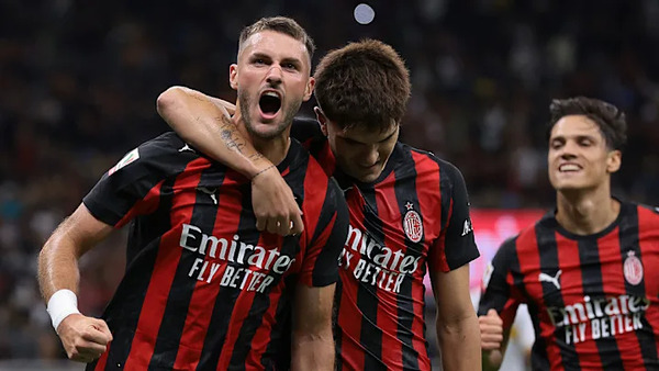 Santi Giménez anota en la victoria del Milan en Copa Italia