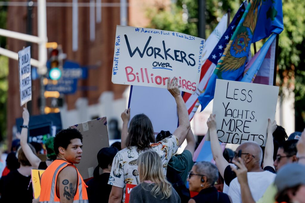 Denuncian que Trump favorece a millonarios con redadas