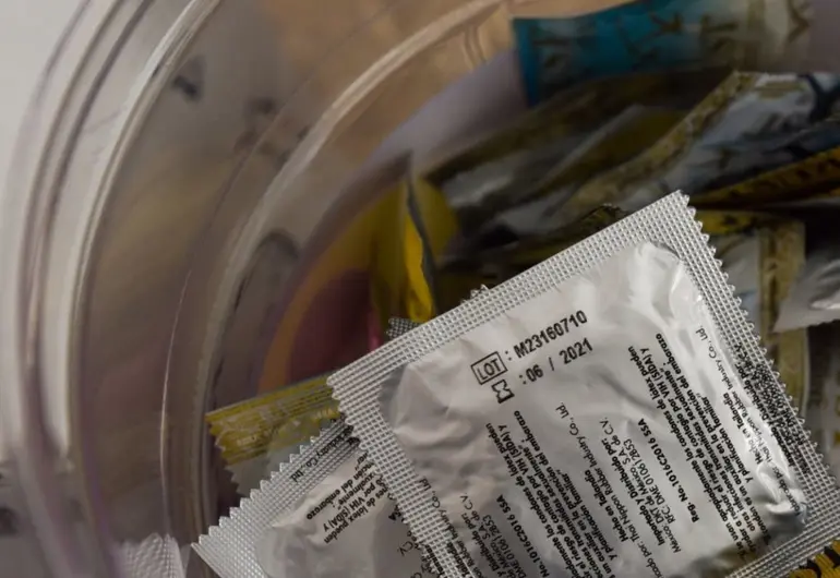 Cofepris alerta por venta de condones falsificados