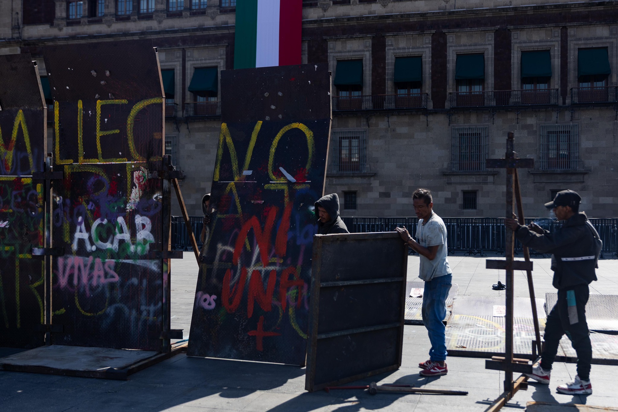 Protegen con vallas Palacio Nacional ante la marcha por el caso Ayotzinapa