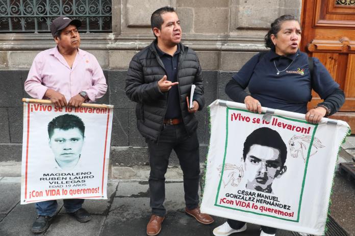 Familiares de Ayotzinapa acusan falta de “avances sustanciales” tras reunión con Sheinbaum