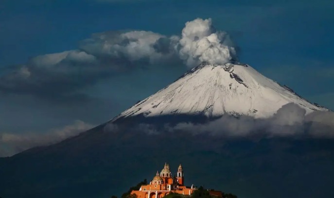 Volcán Popocatépetl arroja material incandescente durante tormenta