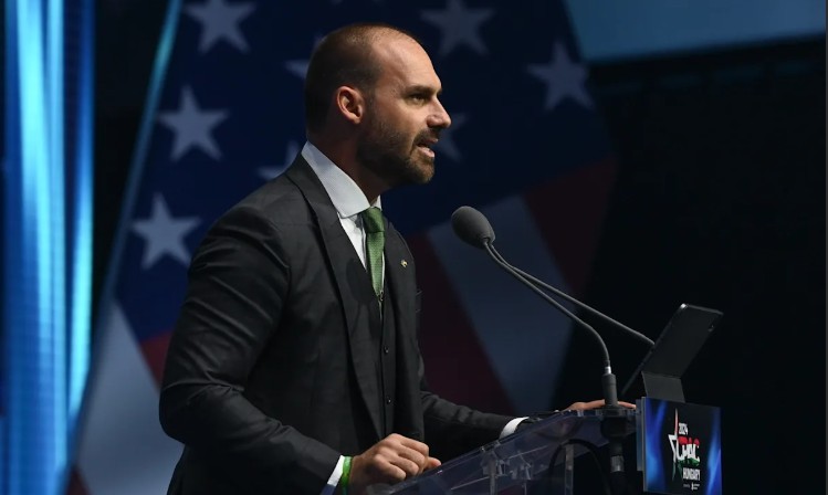 El Parlamento de Brasil aprueba un proyecto de ley que protege a un hijo de Bolsonaro