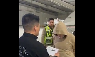 Hernán Bermúdez Requena aterriza en Toluca tras expulsión de Paraguay y será trasladado al Altiplano