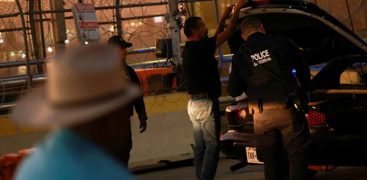 Dos mexicanos arrestados en Houston tras agredir a una agente de la Patrulla Fronteriza