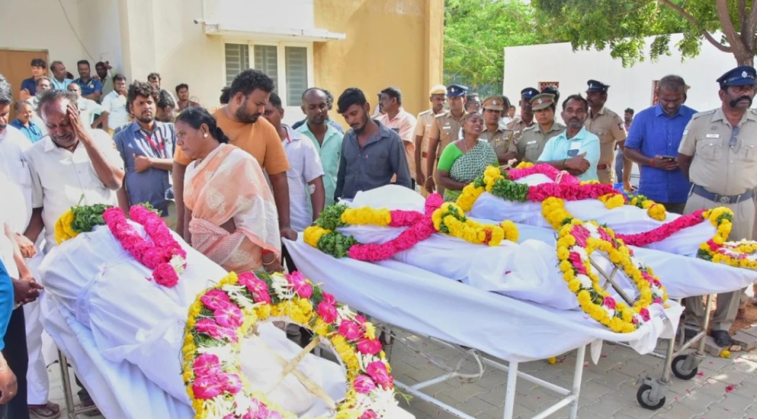 Elevan a 40 los fallecidos en estampida en la India y crece la crisis