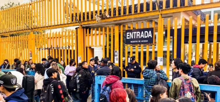 Desalojan de emergencia la Prepa 8 de la UNAM por supuesta amenaza de bomba