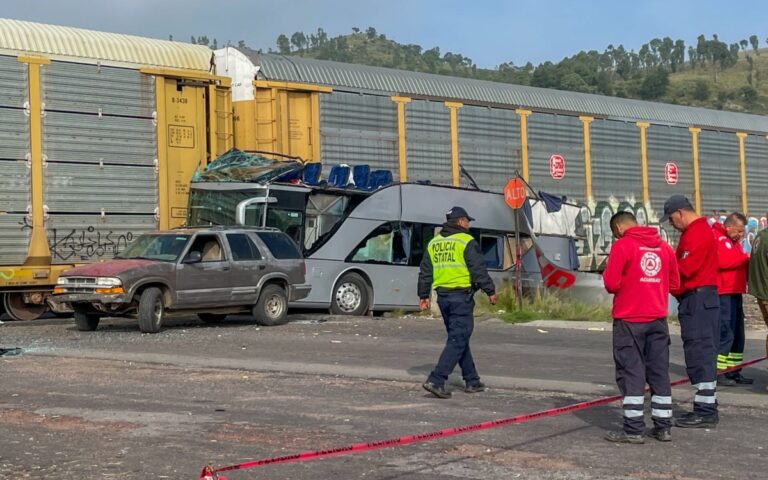 Ordena Fiscalía juicio contra conductor de autobús que chocó con tren en Edomex