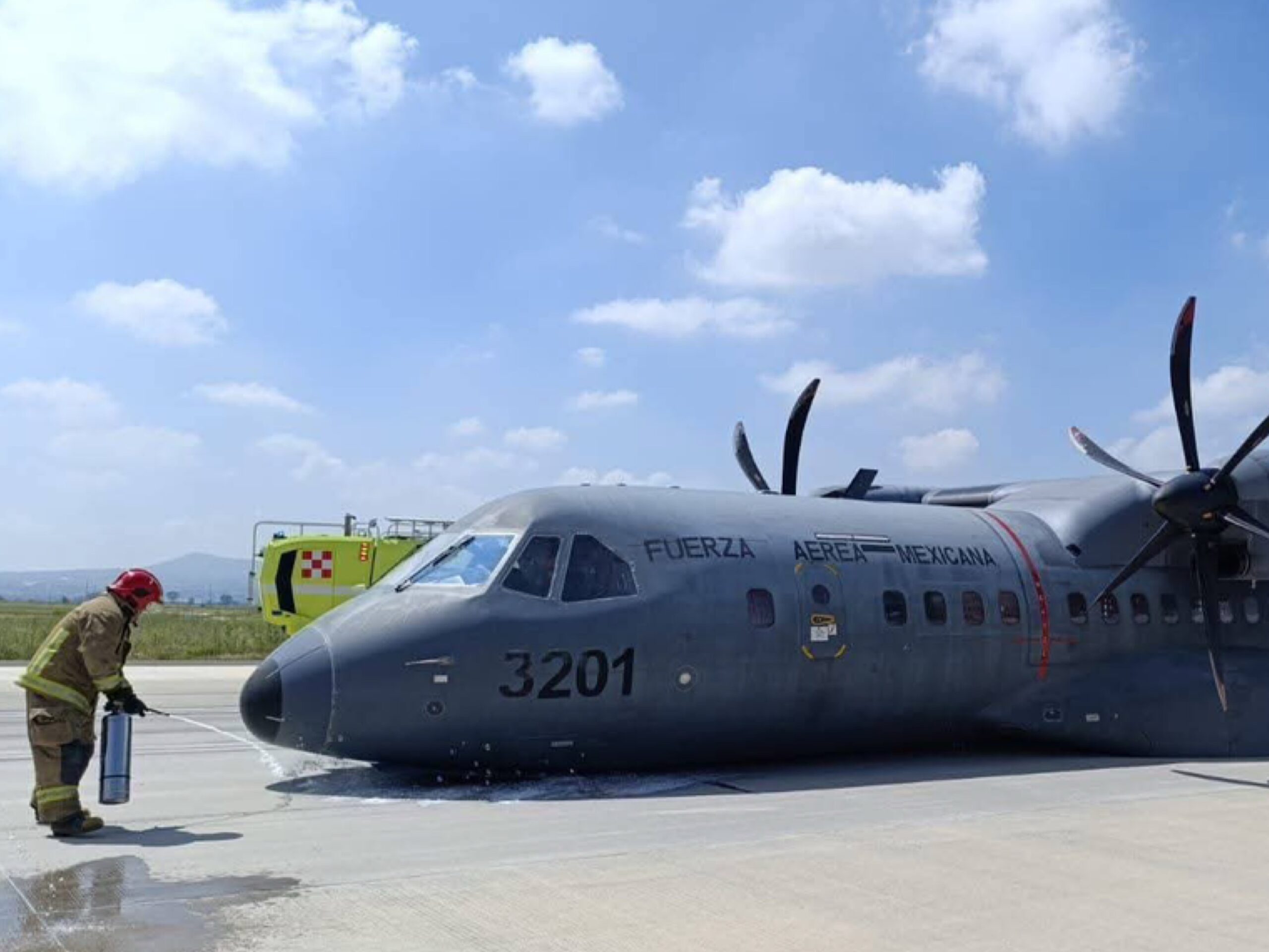 Avión de la Fuerza Aérea sufre incidente con su tren de aterrizaje cerca del AIFA