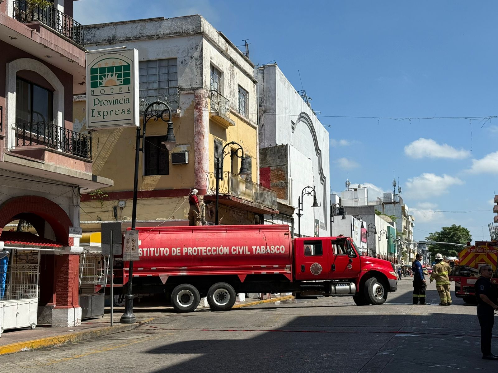Controlan en 80 por ciento incendio en tienda departamental Del Sol