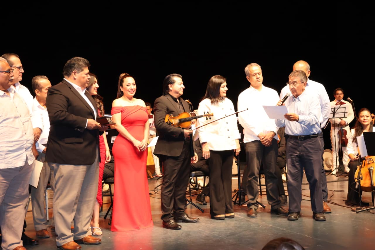 Aarón Jiménez recibe el Micrófono de Oro en el Teatro Esperanza Iris