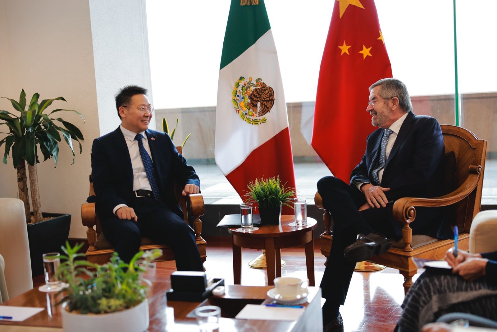 Canciller De la Fuente se reúne con el embajador de China en México; van por fortalecer la relación bilateral