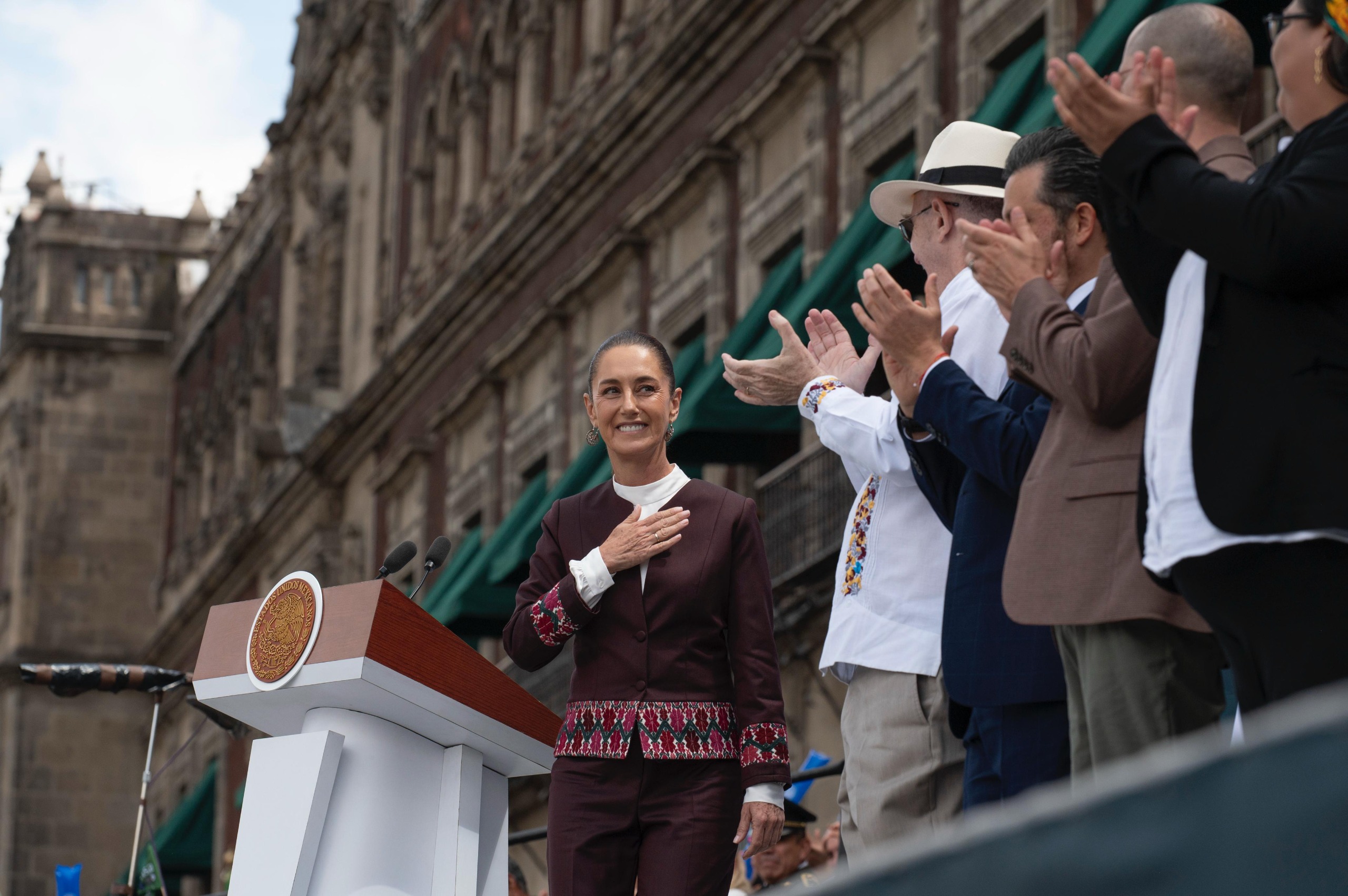 Histórico Desfile Cívico-Militar: primera mujer presidenta recibe el parte de novedades