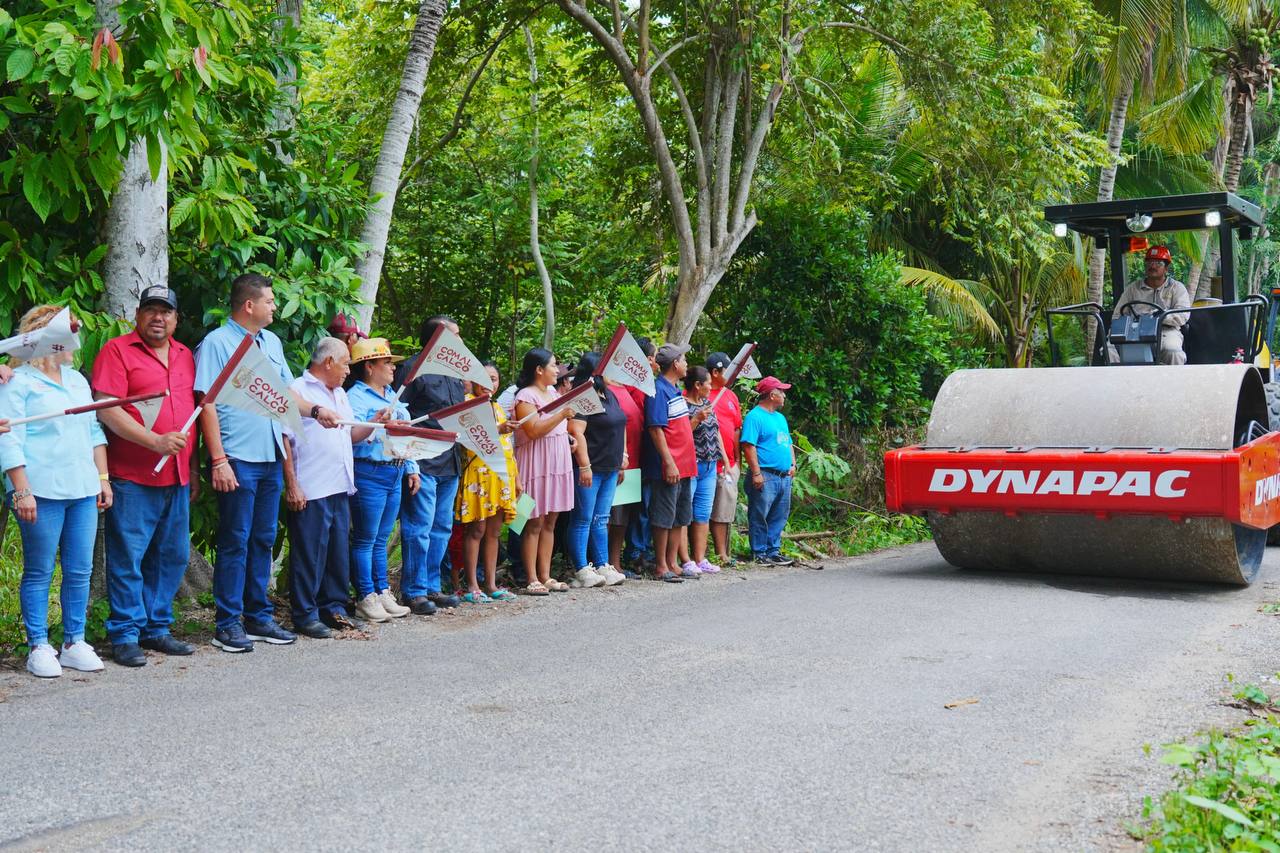 Dan banderazo de inicio a obras carreteras en Comalcalco con inversión de 3.8 mdp