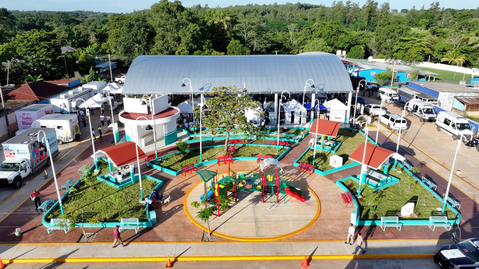 Javier May lleva justicia social al poblado El Arenal con servicios y programas del Gobierno del Pueblo