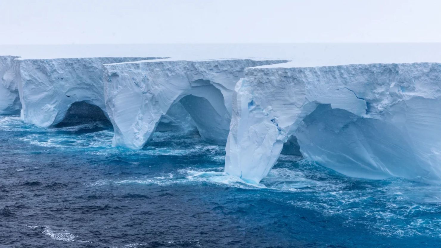El iceberg más grande del mundo se fractura y pierde su corona en la Antártida