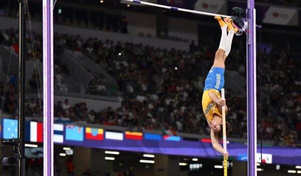 Armand Duplantis rompe el récord mundial en salto con garrocha