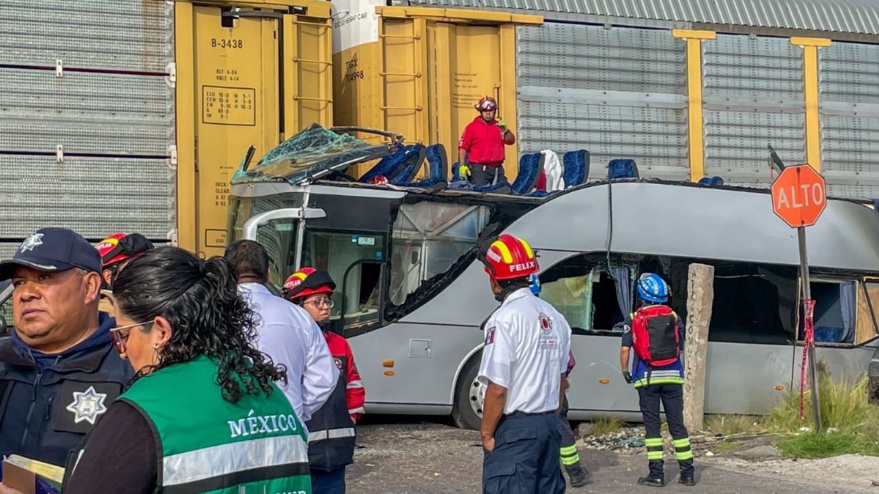 Accidente en Atlacomulco: tren arrolla autobús y deja al menos 9 muertos y 40 heridos
