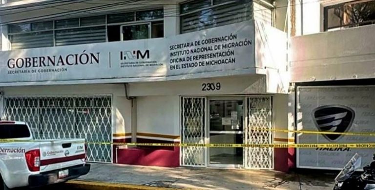 Presunto integrante de un grupo delictivo arroja una granada contra oficinas del INM en Morelia