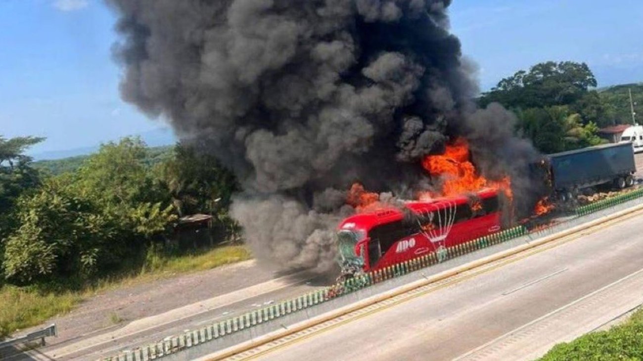 Choque entre autobús y tráiler deja 14 heridos en Veracruz