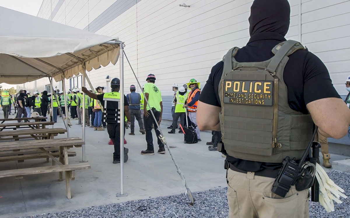 Confirman la detención de 23 mexicanos en redada en planta de vehículos en EEUU