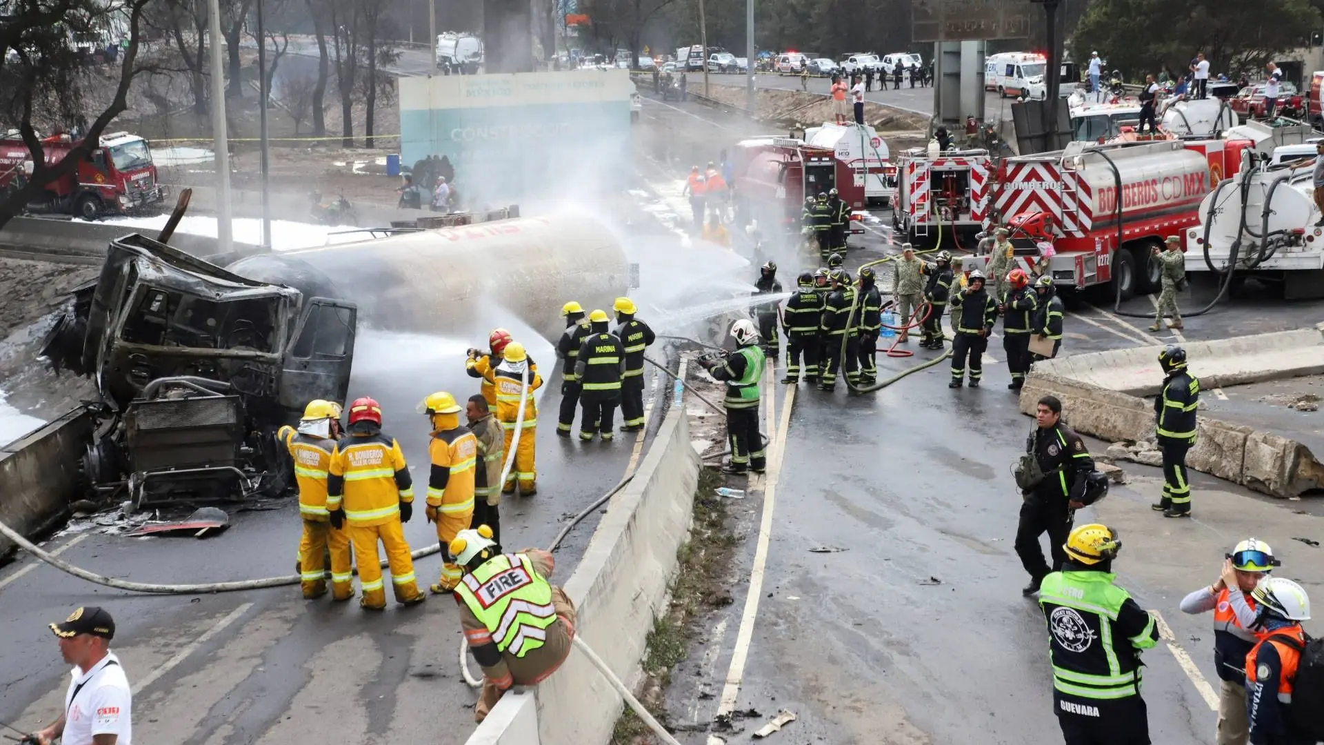 Aumentan a 14 los muertos por la explosión de una pipa de gas en Iztapalapa
