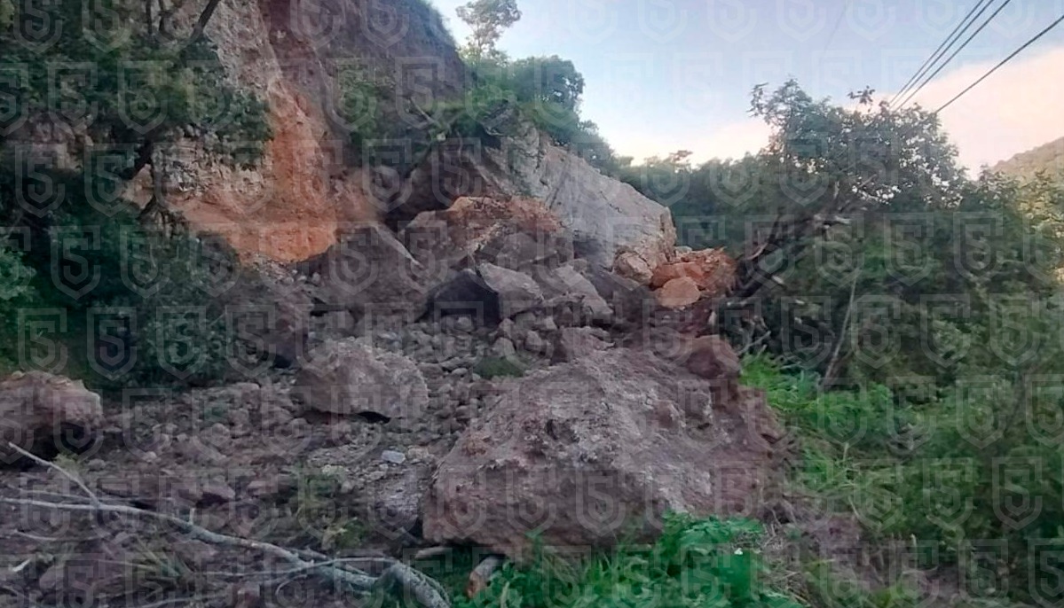 Se registra derrumbe en tramo carretero de Ixtapan de la Sal