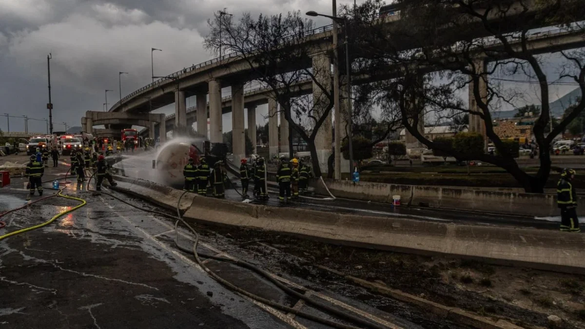 Suman seis muertos por explosión de pipa en el Puente de la Concordia